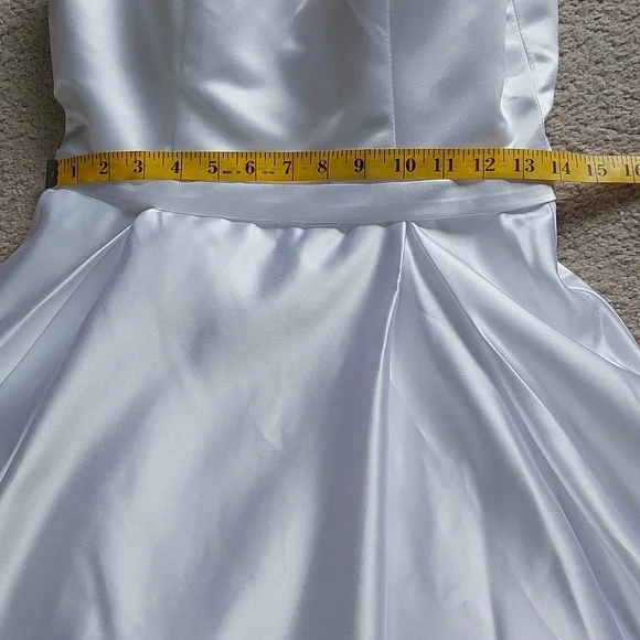 White 1950s Style Satin A-Line Tea Length Wedding Dress and Bow Veil Sz 6 - Picture 14 of 17